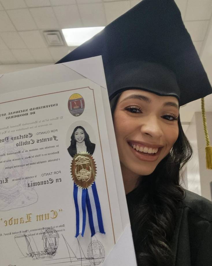 “Hoy, a pesar de los obstáculos que hubo en el camino, termino este hermoso proceso para obtener mi título como licenciada en Economía”, continúa.