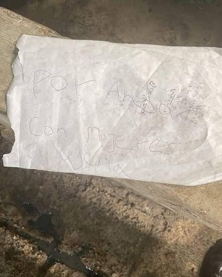 “Por andar con mujeres ajenas”, decía la nota hallada en una de las esquinas de la pila.