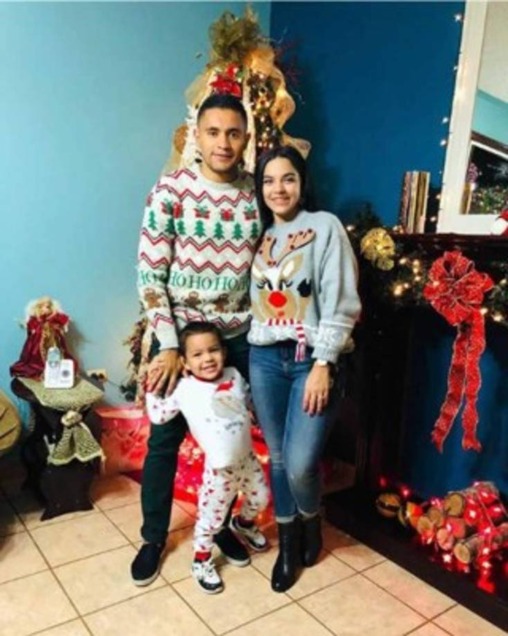 Roger Rojas - El delantero del Alajuelense junto a su esposa e hijo en Tegucigalpa.