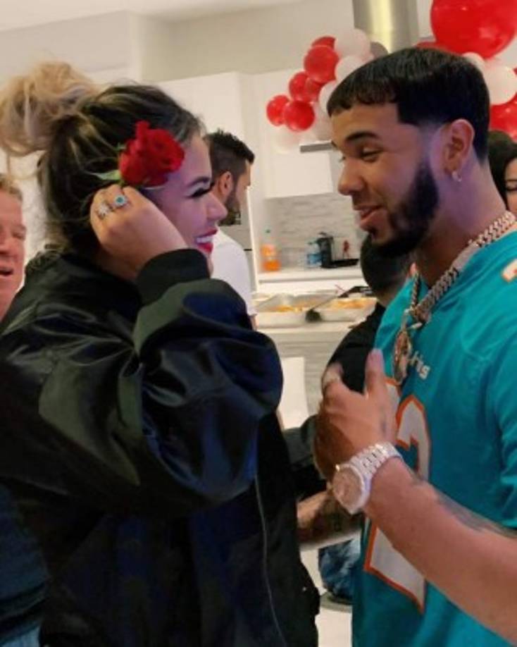 Karol G celebró este jueves 14 de febrero su cumpleaños número 28 junto a su familia y su nuevo novio, Anuel AA, quien se desvivió por hacer de su día algo especial e inolvidable.