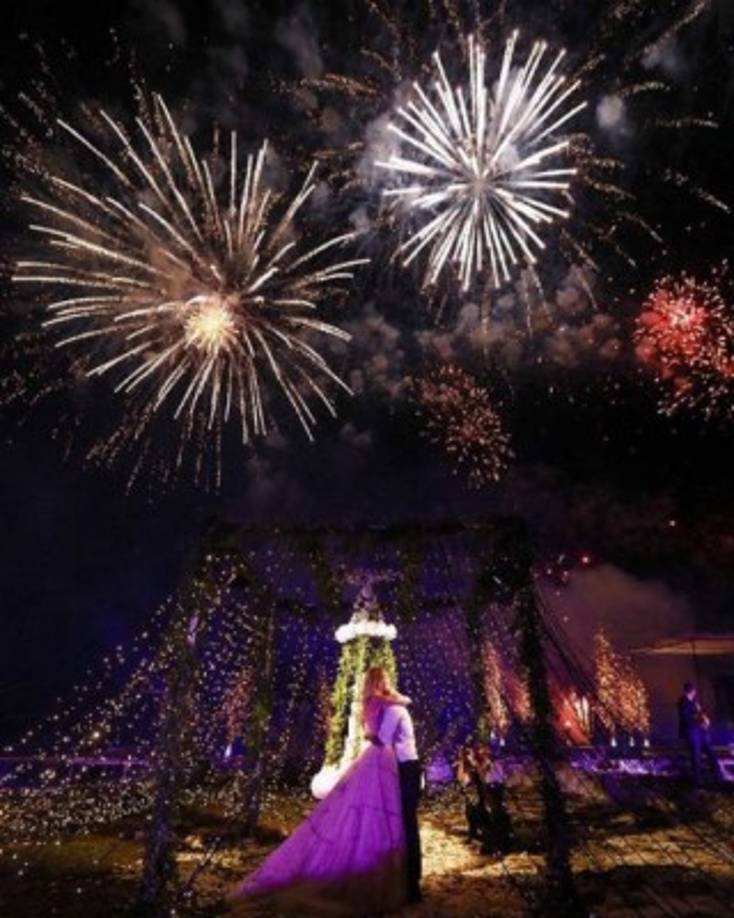 La pareja disfrutó de un espectacular show de luces que iluminó el cielo por varios minutos.