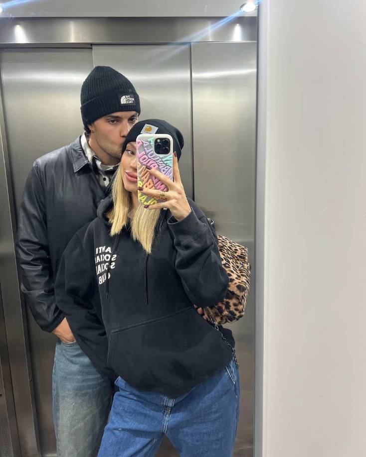 Durante este tiempo, Carlo Costanzia también ha sido protagonista, mostrando su nerviosismo ante la experiencia. “Es un poco aprensivo”, reveló Alejandra, refiriéndose a las emociones que su pareja ha vivido como futuro padre primerizo. 