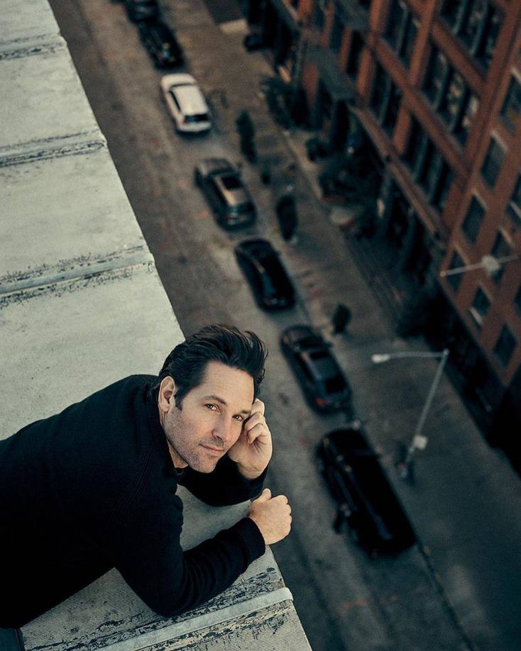 Paul Rudd no tiene redes sociales. “No necesito cosas en mi vida que me distraigan de mi vida”, le dijo a la revista Elle en 2018. “A medida que mi mundo se hace más grande, trato de mantenerlo más pequeño... Realmente no quiero hablar con gente que conozco. ”