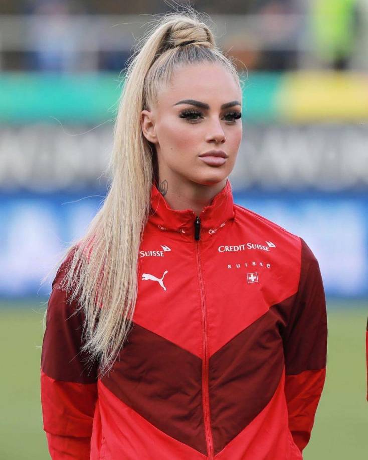 La suiza es considerada por muchos aficionados como la futbolista más bella del mundo. Ella ha demostrado que tiene condiciones para jugar y que puede ser reconocida no solo por su físico.