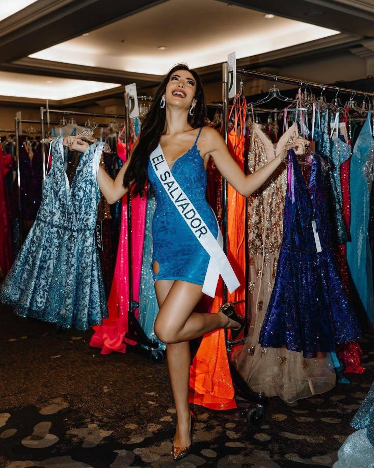 Un grupo de aspirantes a Miss Universo 2023 saludaron y se tomaron fotografías con salvadoreños que llegaron este martes a un centro comercial cercano a la capital, donde las candidatas también desfilaron para los cientos de asistentes. En el evento participaron las delegadas de El Salvador, Costa Rica, Chile, Vietnam, Italia, Angola, Guyana, Mongolia, Egipto, Portugal, España, Lituania, India, Aruba, Bahamas, entre otras.
