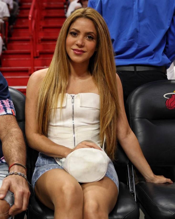 Mientras que ninguna de las partes han confirmado el supuesto romance entre Shakira y Hamilton, ahora se cree que la colombiana sale con un músico, así lo aseguró a la revista Vanitatis alguien muy cercano a su entorno, pero sin revelar más detalles.