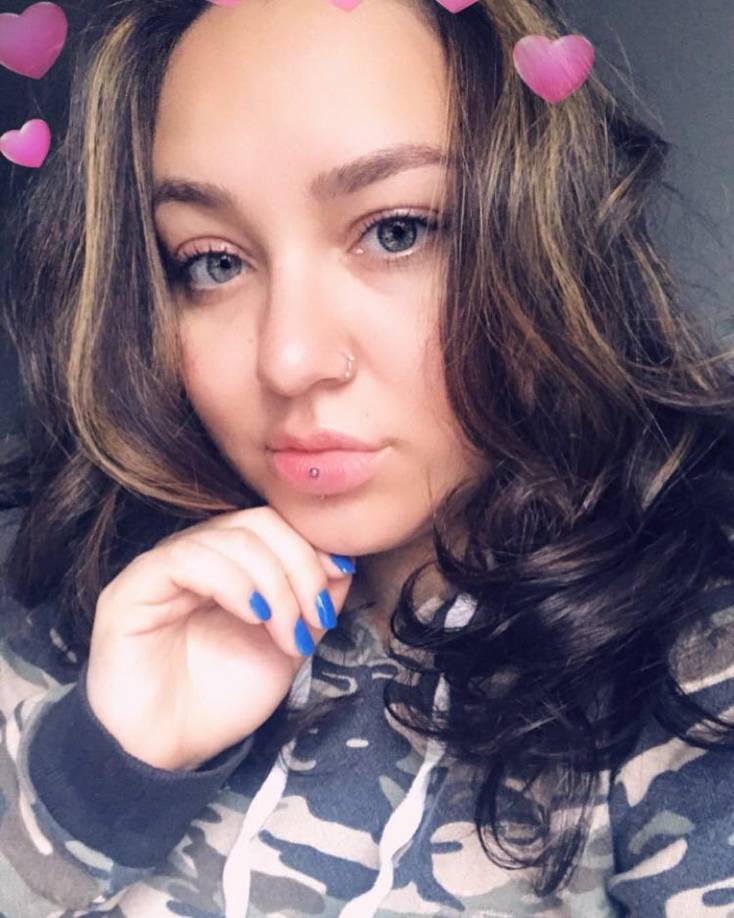 En redes sociales circuló un video en el que intentan reanimar a Quiñones abofeteándola en el rostro antes de sacarla de la pista de baile.