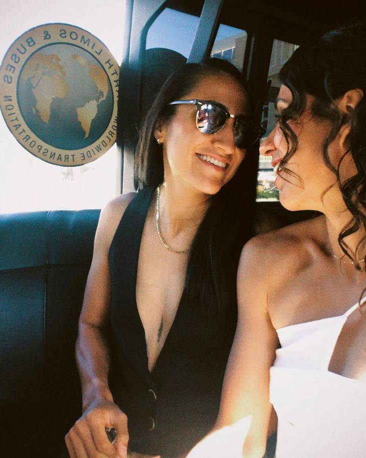 En su momento las chicas sufrieron discriminación homofóbica, motivo por el cual tuvieron que irse del país y llegar a Islandia, donde pudieron hacer su vida libre y sin críticas.