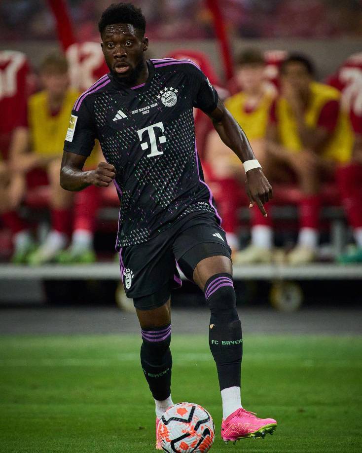 Alphonso Davies - Ganador de la Champions en 2020, el lateral izquierdo canadiense sigue siendo titular con el Bayern Múnich.