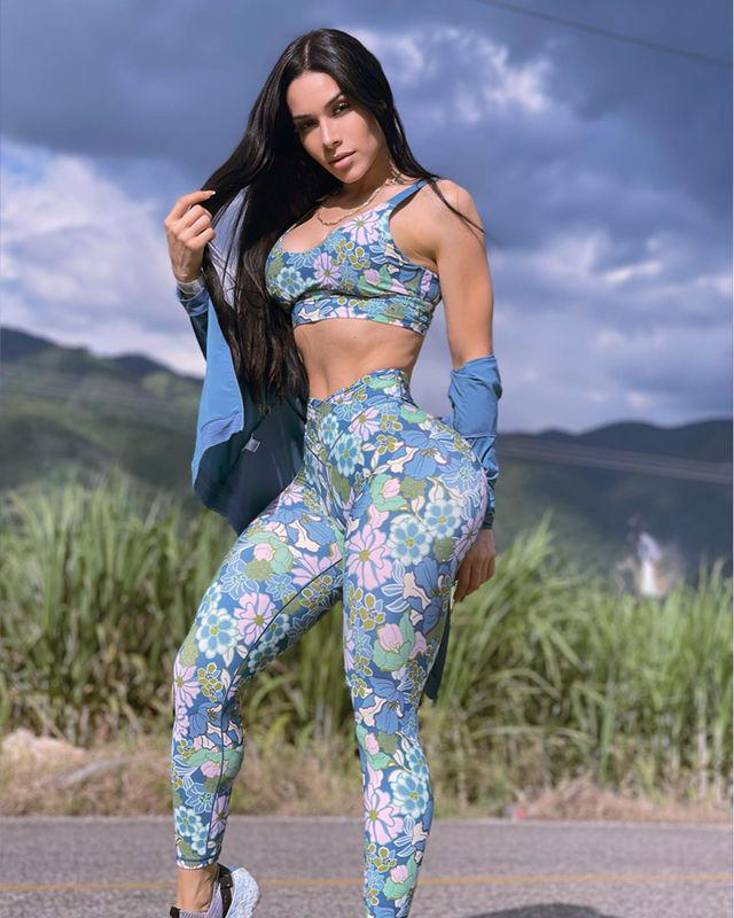 “Sí estuve saliendo un tiempo con él, muy buena onda, por cierto, y nada más”, expresó la modelo durante su transmisión en vivo.