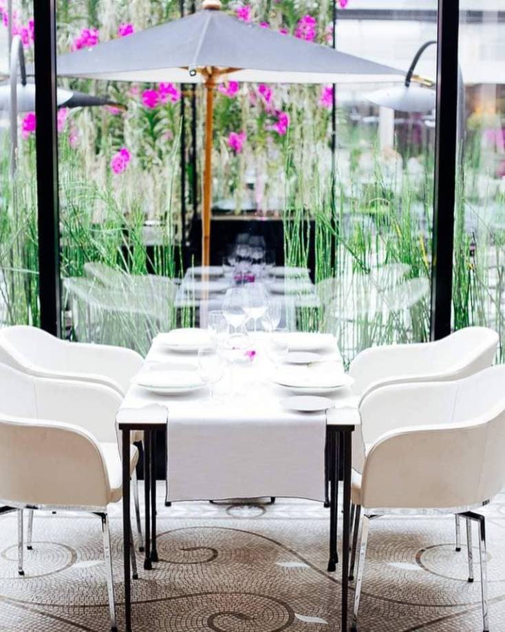 El hotel tiene tres restaurantes con cinco estrellas Michelin en conjunto que ofrecen una de las mejores gastronomías de Francia. La vista es impresionante.