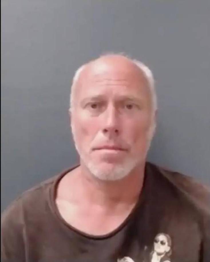 Un testigo de los hechos, identificado como David Brakhage, relató a investigadores que escuchó sonidos como de gemidos por gratificación sexual por el área donde estaba la patrulla.