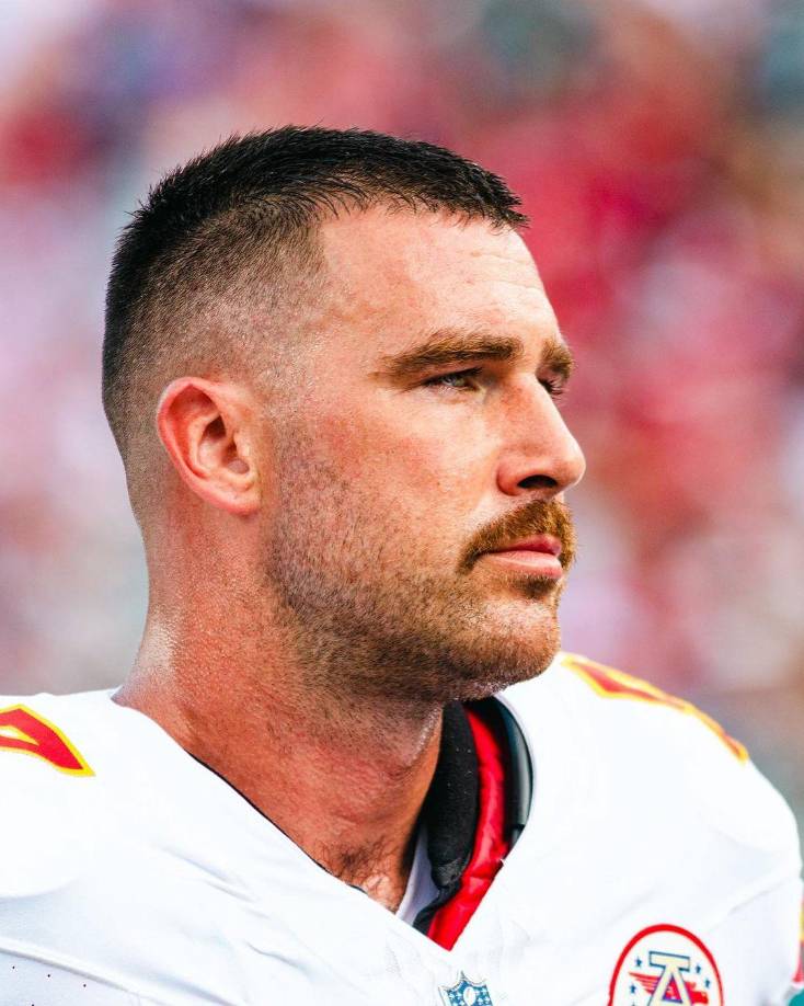 En cuanto a sus logros más recientes, en la temporada 2019-2020, Travis Kelce se coronó campeón del <i>Super Bowl LIV</i> cuando <i>los Chiefs</i> derrotaron a los San Francisco 49ers con un marcador de 31-20. Luego, <b>en la temporada 2022-2023, se convirtió en campeón del </b><i><b>Super Bowl LVII</b></i><b> al vencer a los </b><i><b>Philadelphia Eagles</b></i><b>.</b> Su carrera en la NFL continúa en ascenso, y su legado en el fútbol americano profesional promete seguir creciendo en los años venideros.