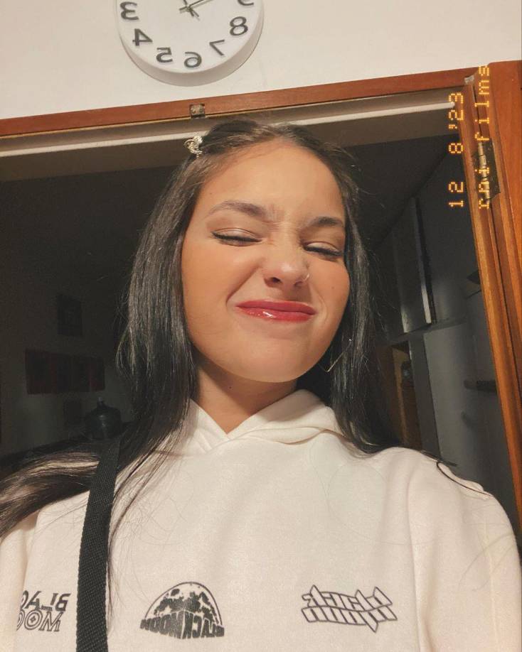  “(El sospechoso) era alguien allegado a ella, lo invitaba a casa, él la invitaba. Es algo que no podemos entender, es un dolor que me parte el alma. No lo entiendo. No puedo creer que mi hija, una diosa, divina, alegre, una estudiante perfecta, nunca más volvió”, indicó 