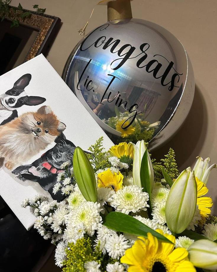 ”Felicidades Lic. Iving”. Algunos de los regalos que recibió la esposa de Denil Maldonado por su graduación.