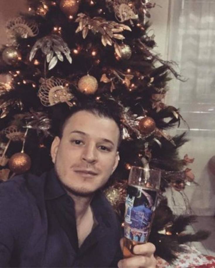 'Feliz Navidad, relájense, duerman, coman, disfruten, pásenla bien!', escribió en su Facebook el cantante hondureño, Eduardo Umanzor.