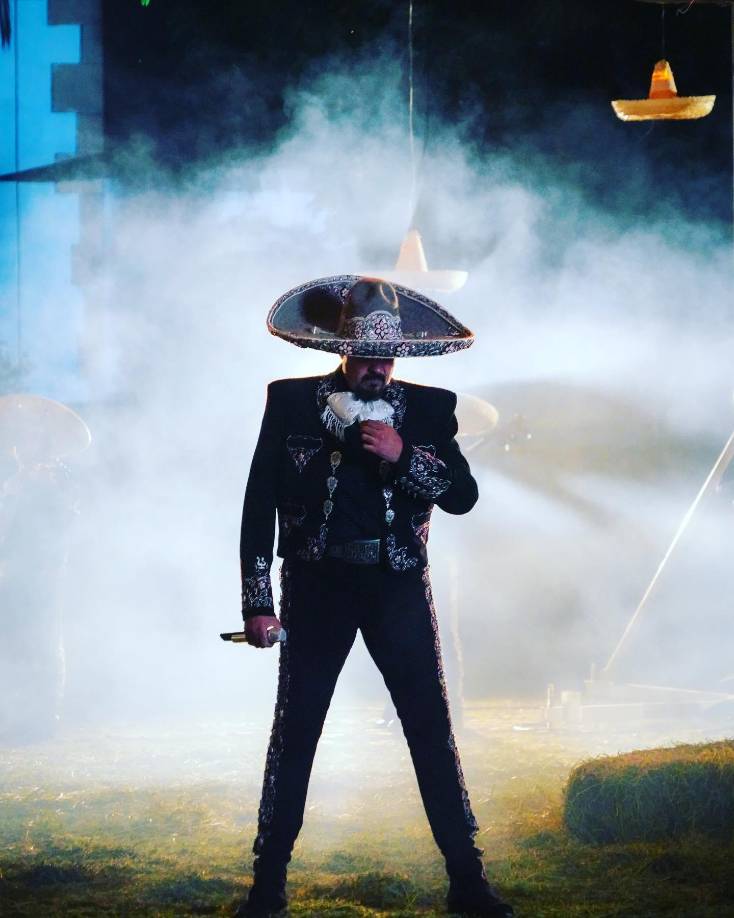 <b>Pepe Aguilar, por su parte, se mostró satisfecho con la adquisición del equipo de charrería </b>que ahora representará a su familia en las competencias: