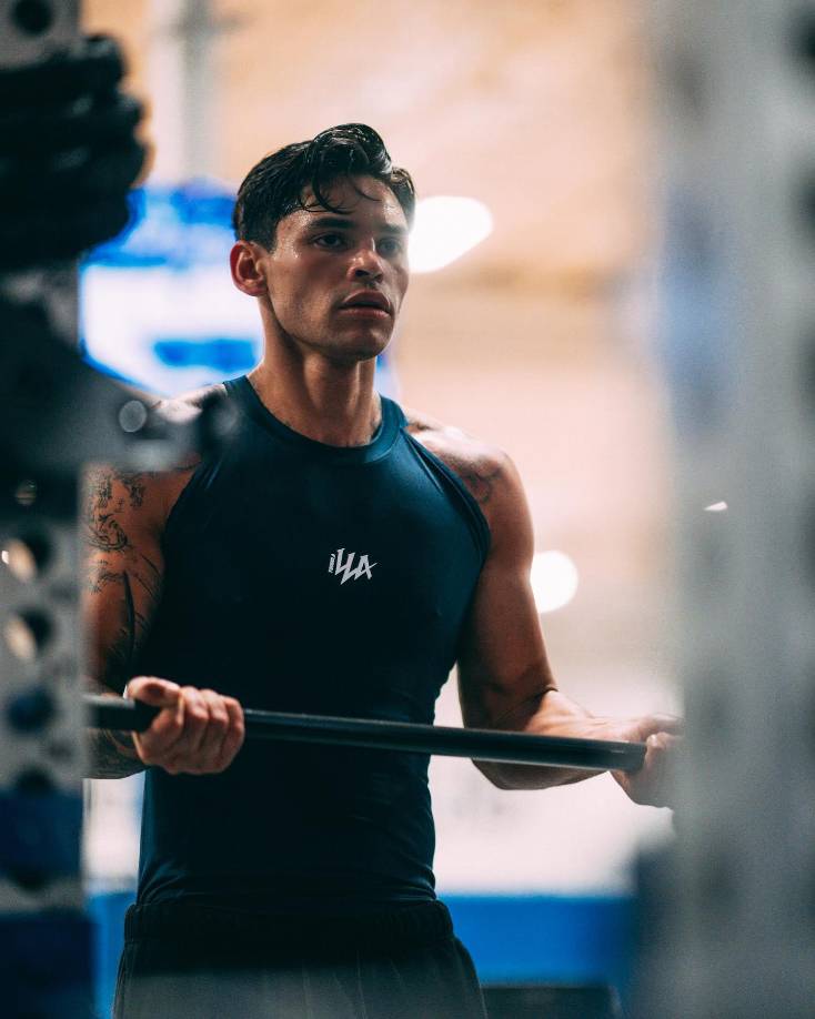 La relación de la pareja no ha sido estable. En octubre de 2020, salió a la luz un video donde Ryag García está besando a Malu Trevejo, estrella de TikTok. Poco después, el boxeador y Andrea se reconciliaron y volvieron a la normalidad. 