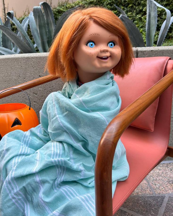 El muñeco, que alguna vez había sido un objeto de terror, ahora se convertía en el protagonista de las risas y los comentarios sarcásticos de los internautas, ya que fue detenido junto a su dueño... y también esposado.