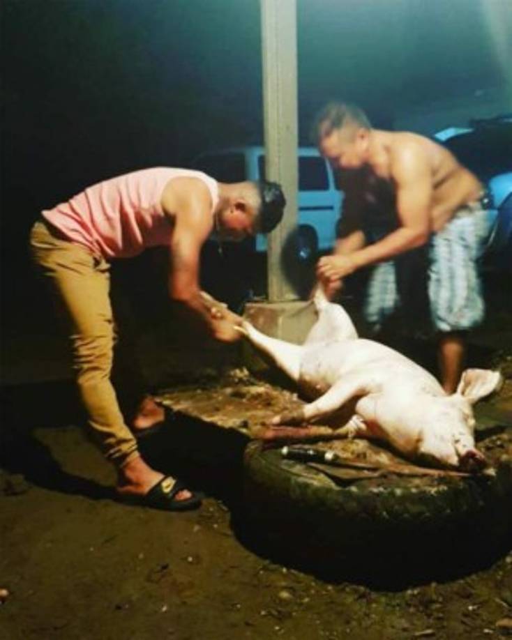 El delantero del Real España, Iván 'Chino' López, preparando un cerdo para la Navidad.