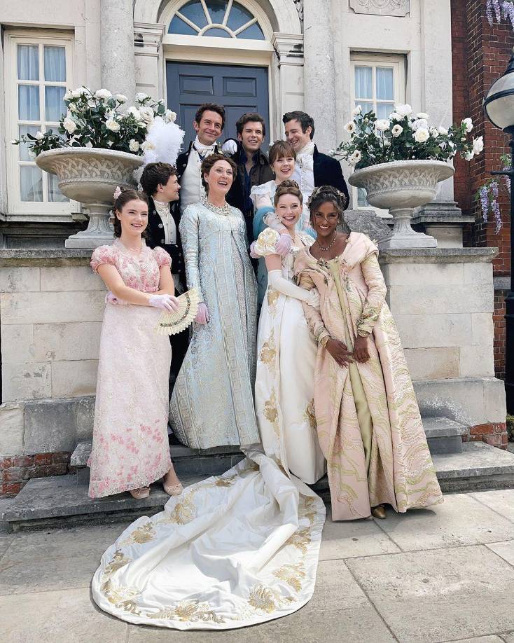 “Bridgerton” cuenta con la producción ejecutiva de Shonda Rhimes, Betsy Beers y Tom Verica de Shondaland junto con Chris Van Dusen, quien desarrolló el programa para televisión. Jess Brownell es la showrunner y productora ejecutiva. Shondaland actualmente tiene un acuerdo general con Netflix.