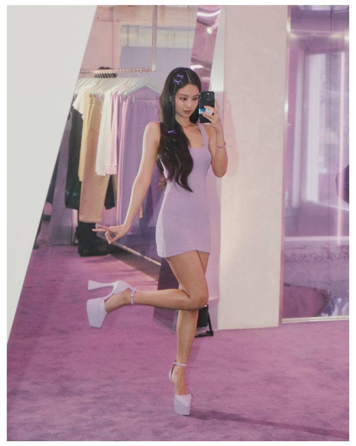 La asiática se muestra muy “coquette” con este outfit morado lila, con los característicos chonguitos en el pelo y zapatos de tacón. 