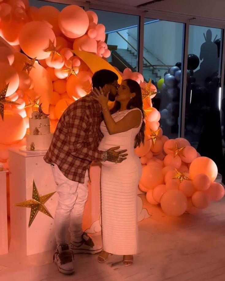 El pasado mes de agosto, Laury y Anuel revelaron cuál era el sexo de su bebé. Ahora con bombo y platillo le dijeron al mundo que su niña sera bautizda como <b>Emmaluna</b>. La pareja publicó en sus respectivas redes sociales cómo fue la fiesta en honor a su niña y a Anuel.