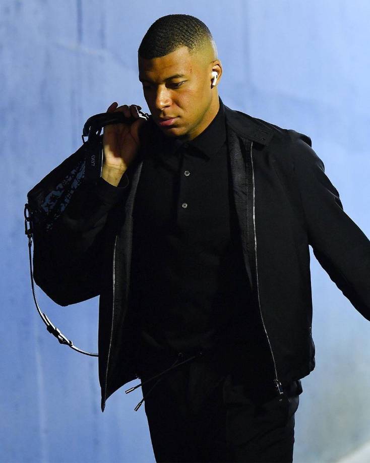 Según informa Sport, Mbappé habría rechazado la propuesta del Chelsea. El francés se niega a ir al Chelsea por más de un año.