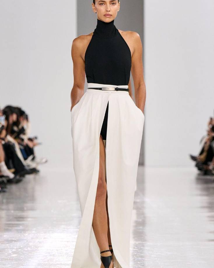 Durante el desfile, otras modelos de renombre como Irina Shayk y Mona Tougaard capturaron las miradas. Irina lució un body negro de cuello tortuga con una falda estructurada y una apertura frontal.