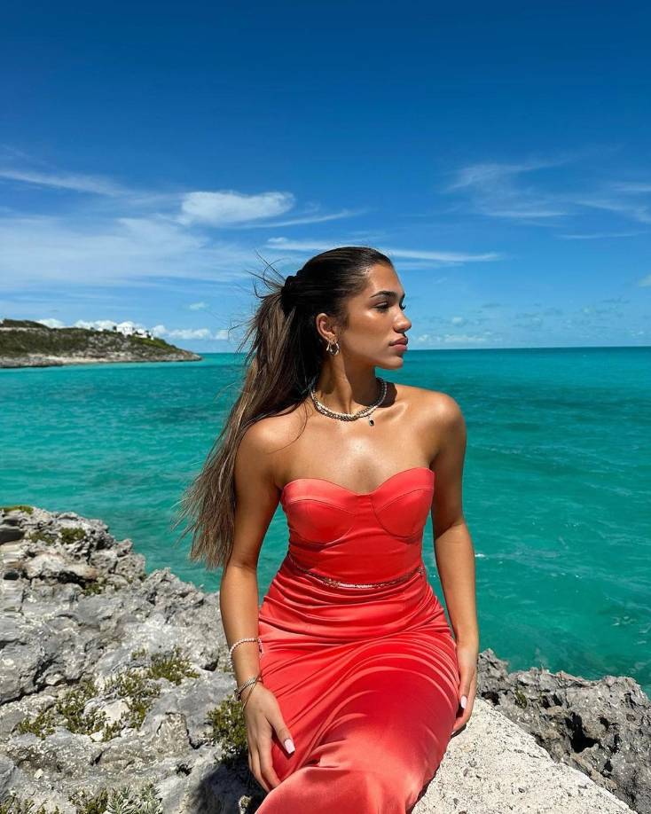 Un video de la bella modelo e influencer apareció en las redes sociales cuando Azra es captada por la cámara maquillándose con sus amigos antes de la boda de su hermana. Y resalta un detalle en el que aparece el nombre de Jude Bellingham.