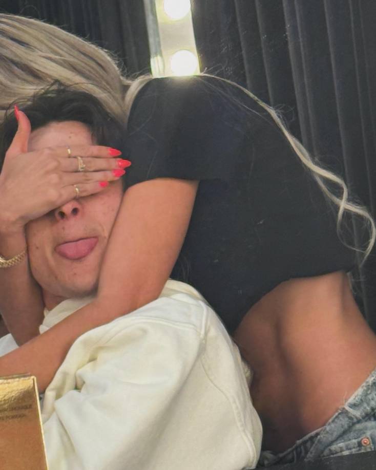 Las primeras fotos de Peso Pluma y su novia surgieron en el mes de julio, cuando fueron vistos besándose backstage en uno de los conciertos del mexicano. Este mes fueron captados en Lollapalooza en Chicago y ella lo ha acompañado en varios de sus conciertos. 