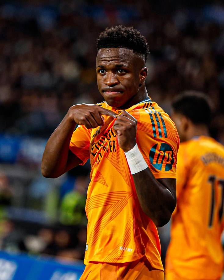 El brasileño también le mostró el escudo del Real Madrid a los hinchas de la Real Sociedad. 