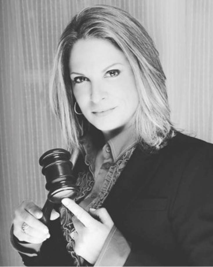 11. ANA MARÍA POLO: La muerte de Fidel Castro marca el fin de un ciclo, donde él no fue capaz de asegurar la tolerancia, la política ni la libertad democrática para su pueblo, provocando así muchas desilusiones y sufrimiento a las familias Cubanas dentro y fuera de la Isla. Hoy muere el exterminador de libertades y el promotor de la miseria. Hoy tengo la esperanza de que la democracia finalmente pueda llegar al pueblo Cubano.