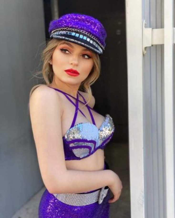 Volviendo a Selena, Sofía Castro presentó un homenaje al Reina del Tex Mex en el programa 'Mira quien baila', donde se vistió y movió como ella. ¿Qué te parece el atuendo?.