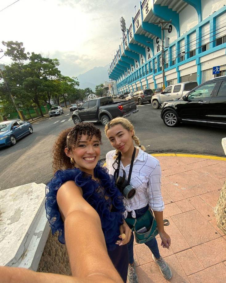 Emma es polifacética, además de presentar, escribe y realiza cualquier labor relacionada con el periodismo multimedia.