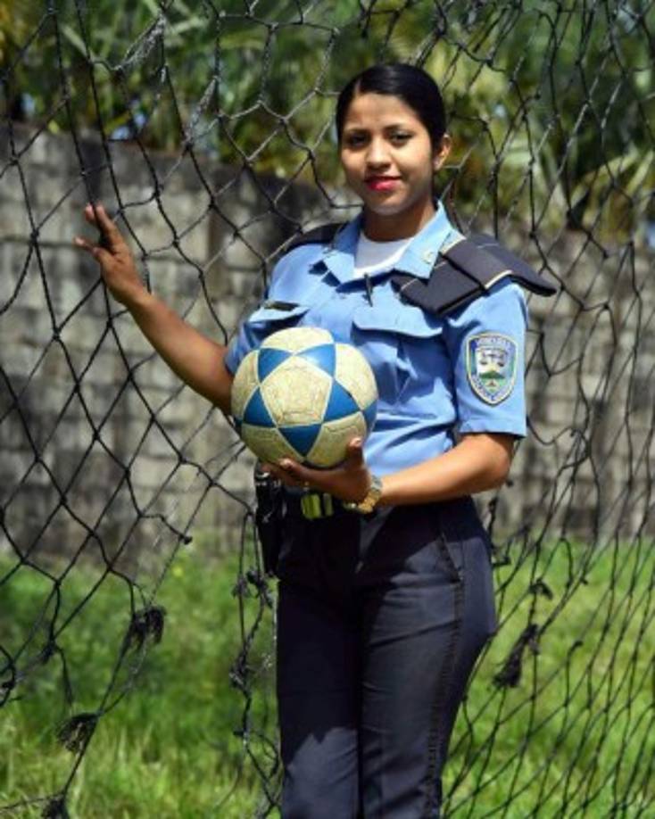 “Practico fútbol desde los nueve años, me gusta mucho este deporte por la creatividad y porque comparto con las compañeras, el fútbol me provoca mucha adrenalina en la cancha', declara la bella policía.