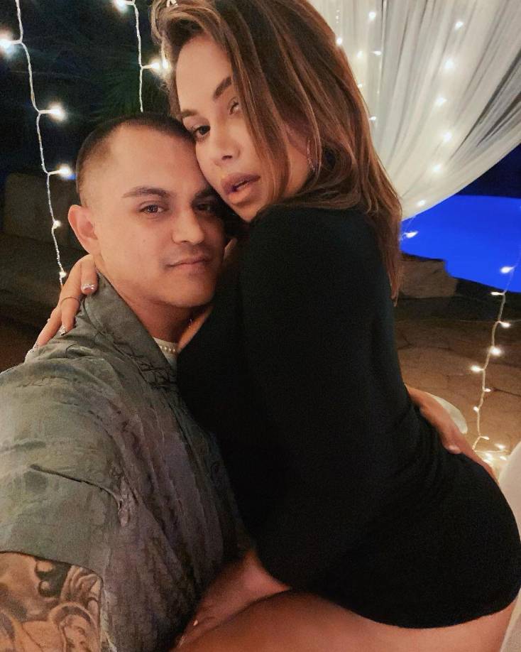 “Es la primera vez en mi vida que puedo decir que estoy con alguien que me acepta tal como soy, sin intentar cambiarme”, expresó la cantante en una imagen que subió a su cuenta de Instagram.