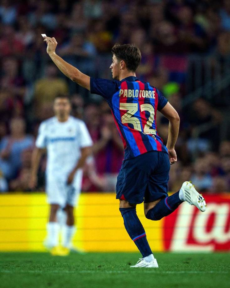 Pablo Torre debutó finalmente de manera oficial con el FC Barcelona en al Champions League ante el Viktoria Plzen en el Camp Nou. Y al salir al campo, el centrocampista español protagonizó una imagen curiosa: le entregó un papelito a un compañero que le había dado Xavi Hernández con algunas instrucciones.