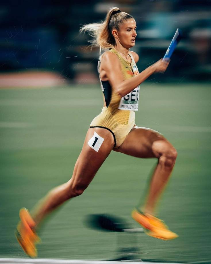 En su momento Alica Schmidt retó a Matt Hummels a una competencia también de 400 metros planos y en la que dejó atrás al central alemán que no pudo seguirle el paso ni de cerca y terminó en el piso viendo como la sexy corredora se imponía, además finalizó afirmando que daba gracias a la vida por dedicarse al fútbol y no al atletismo.