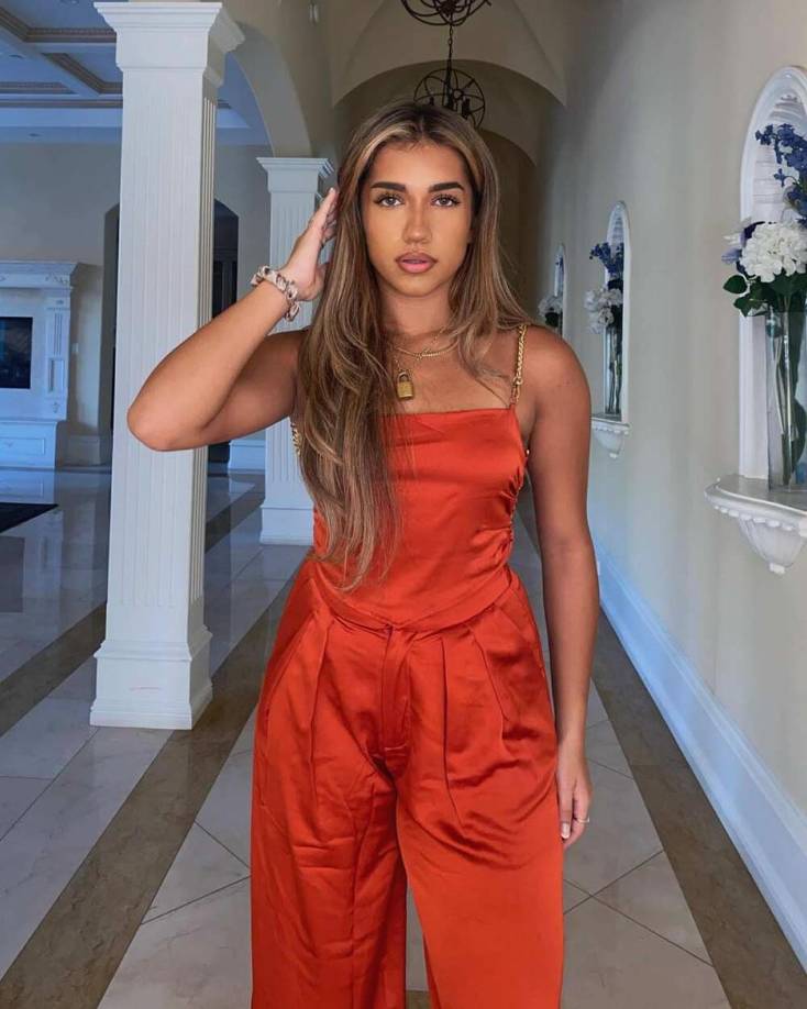 La belleza de 22 años tiene actualmente casi 1 millón de seguidores en su página de Instagram, más de 2,1 millones de seguidores en su cuenta de TikTok y su página conjunta de YouTube con su hermana tiene más de 388.000 suscriptores.