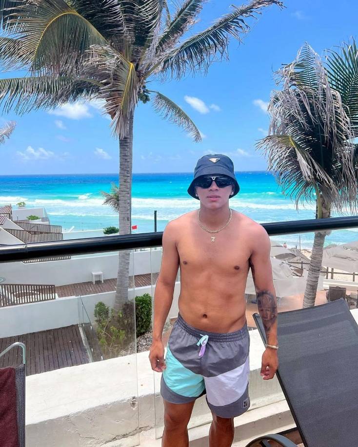 El delantero de 29 años se la pasó de lo mejor en las playas mexicanas.