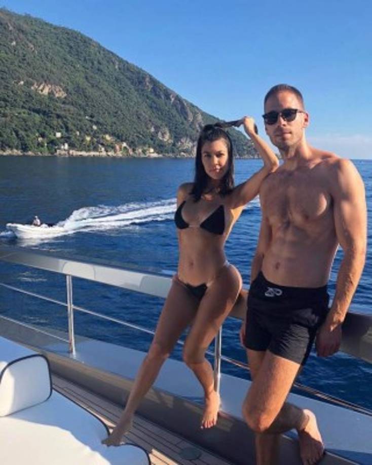 De todas sus hermanas Kourtney Kardashian es la que ha mantenido la proporción correcta para lucir un bikini de 10!