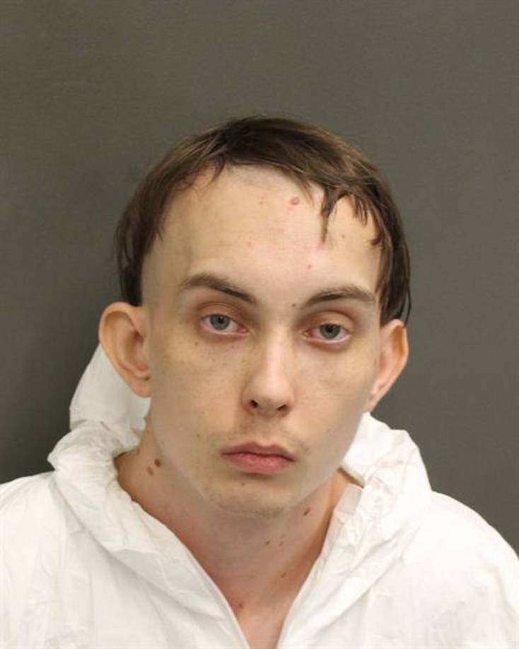 El hombre fue identificado como Joseph Voigt, de 23 años. Los oficiales confirmaron que fue arrestado en la ciudad de Orlando.