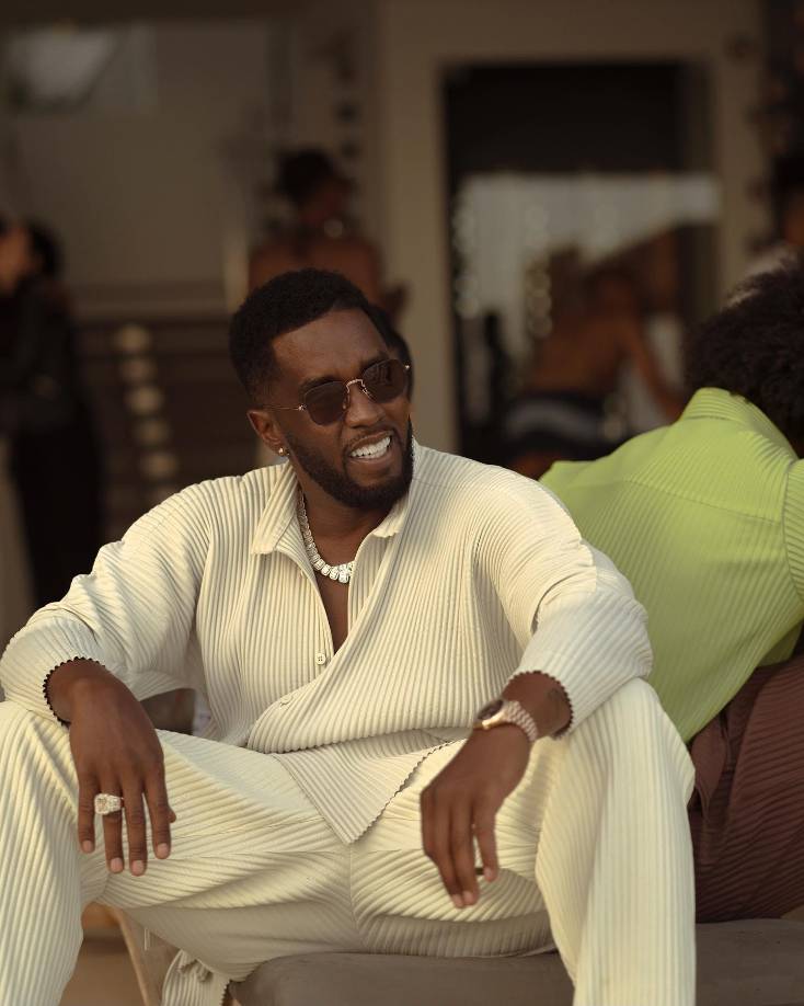 Las acusaciones del gobierno se hicieron en un tribunal federal de Manhattan que se presentó el pasado viernes 15 de noviembre por la noche y se opone a la última propuesta de <b>fianza de 50 millones de dólares</b> del magnate de la música. Una audiencia de fianza está programada para la próxima semana.