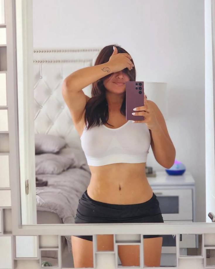 Con una sesión de fotos desde la comodidad de su hogar, Milagro Flores causó revuelo en redes sociales.