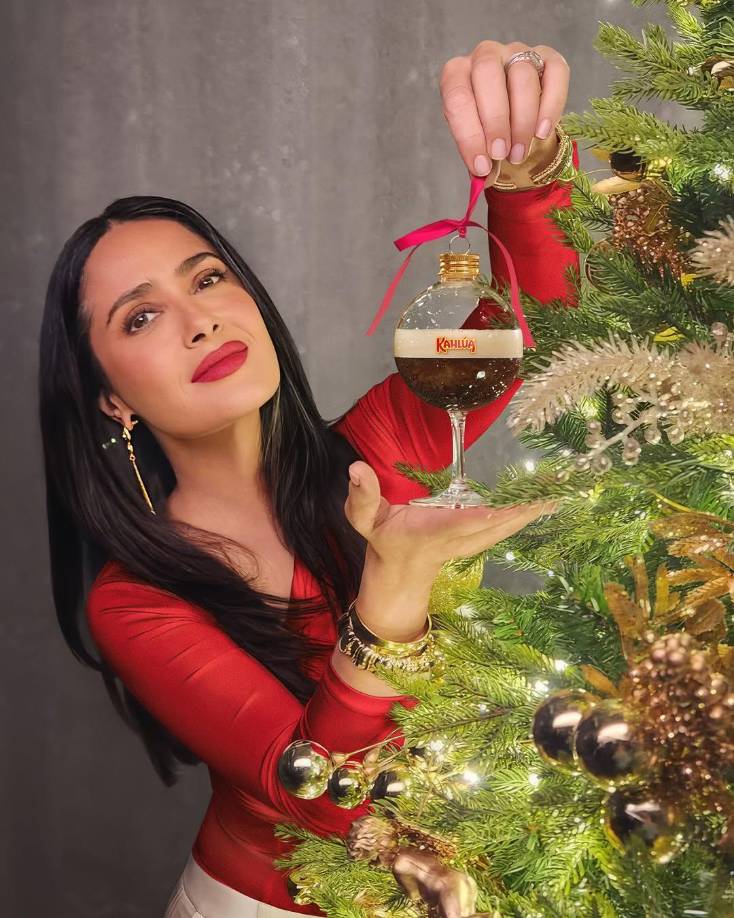 Una parte que esperábamos con ansias este mes es ver <b>los árboles de Navidad 2024 de las celebridades</b>, pues cada año nos sorprenden con sus magníficos diseños, como aquella ocasión en que Kendall Jenner no se limitó a poner un solo pino, sino que colocó dos. Salma Hayek, la actriz mexicana que protagonizará <a rel="nofollow noopener noreferrer" href="https://www.glamour.mx/articulos/sin-sangre-de-que-trata-fecha-de-estreno-donde-ver-elenco-trailer-y-mas" target="_blank">la próxima película de Angelina Jolie</a> se unió a la tendencia del <b>espresso martini</b> casi literalmente, pues colocó esferas en forma de este cóctel en su árbol lleno de otros adornos en tonos marrones.