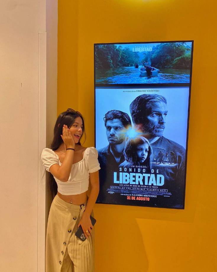 La protagonista de la película que está basada en hechos reales, es rescatada por un exagente de la CIA.Cristal supo interpretar con solvencia el difícil personaje, ganándose la admiración de los expertos y el aplauso del público.