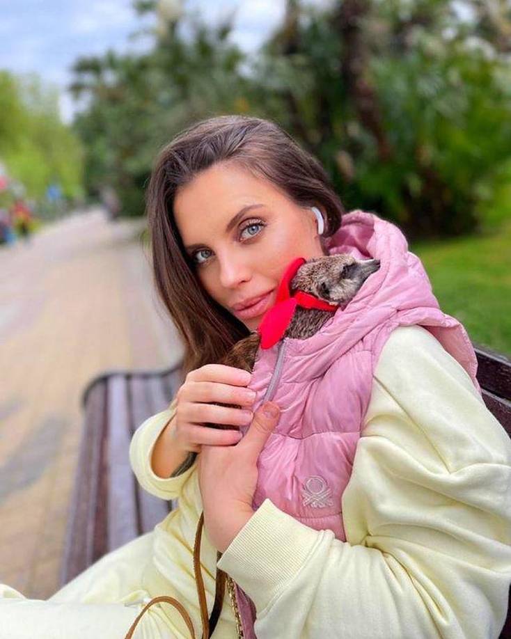  Al día siguiente, la adolescente, con la ayuda de su novio, había arrojado el cuerpo de su madre a un contenedor del condominio donde vivían.