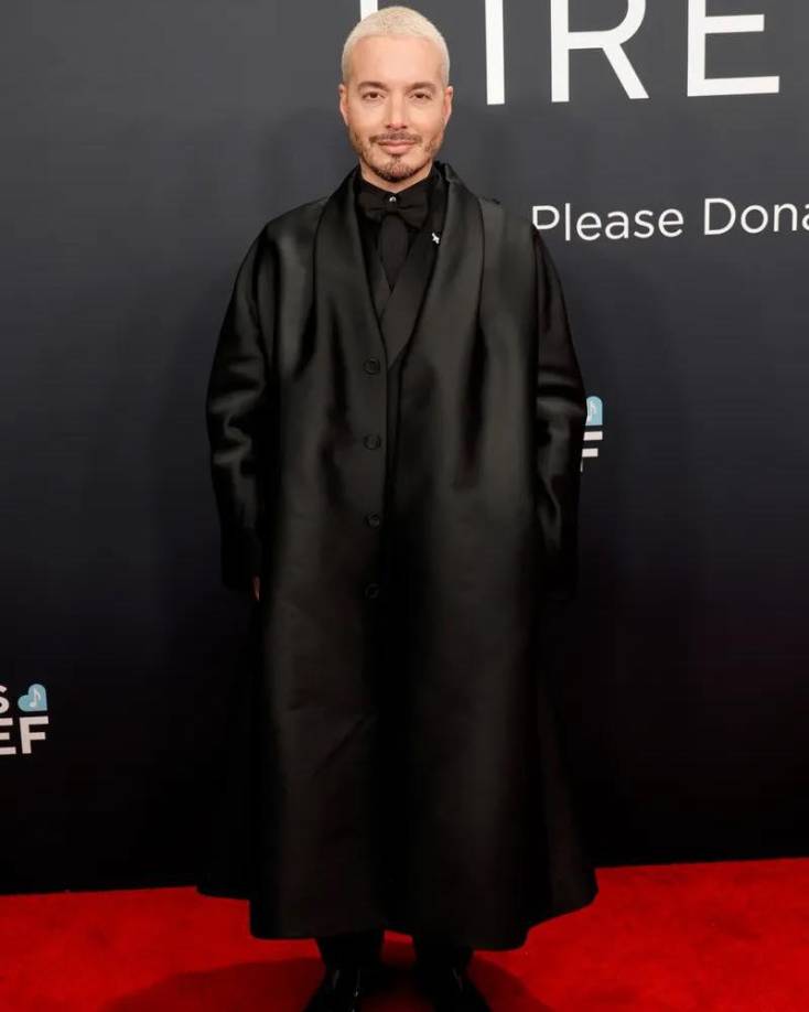 J Balvin llegó a la alfombra roja con un atuendo negro, misterioso y su cabello teñido de rubio cenizo. 