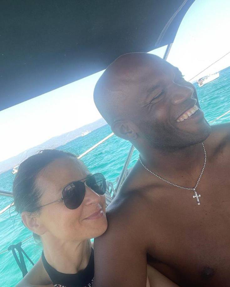 La italiana Elisa Secchi es la esposa del exgoleador hondureño David Suazo. La pareja lo pasa a lo grande en Italia.